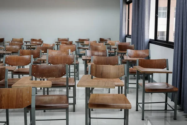 교실에는 의자들이 교실에 의자들 교실에 빈티지 의자가 있습니다 Education Stock — 스톡 사진