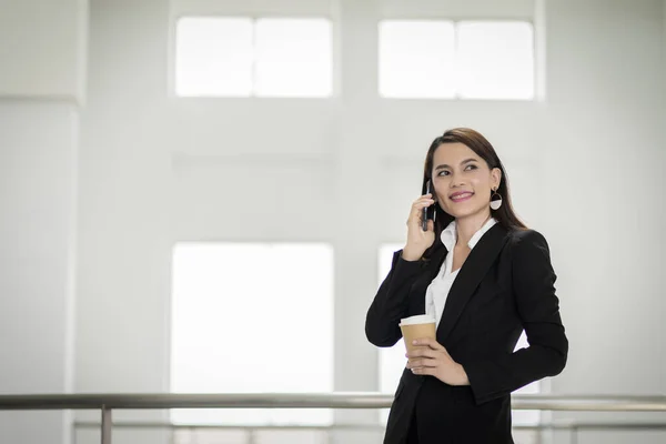 Portret Van Een Jonge Aziatische Zakenvrouw Die Een Mobiele Telefoon — Stockfoto