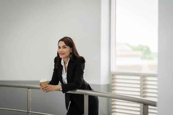 Retrato Una Mujer Negocios Confiada Traje Negocios Sosteniendo Una Taza — Foto de Stock