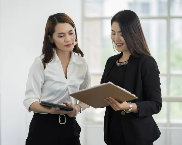 Twee Vrouwelijke Kantoorpersoneel Business Suit Bespreken Hun Werk Met Tablet — Stockfoto