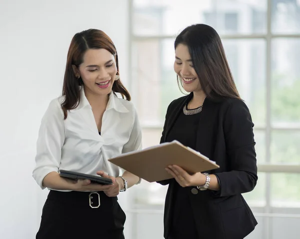 Due Impiegati Sesso Femminile Giacca Cravatta Discutono Del Loro Lavoro — Foto Stock