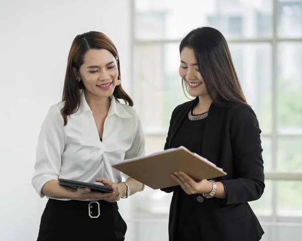 Twee Vrouwelijke Kantoorpersoneel Business Suit Bespreken Hun Werk Met Tablet — Stockfoto