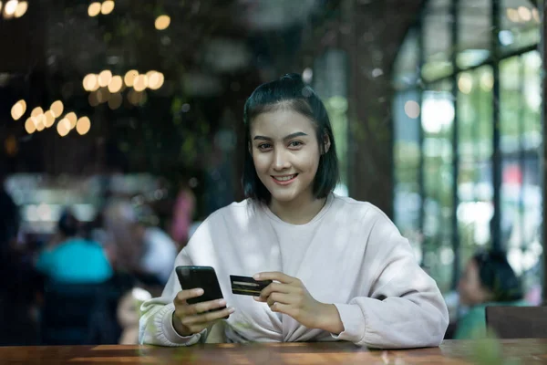 Retrato Una Adolescente Asiática Relajarse Hacer Pago Través Tarjeta Crédito — Foto de Stock