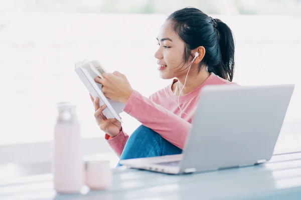 Una Joven Mujer Negocios Independiente Asiática Que Trabaja Computadora Portátil —  Fotos de Stock