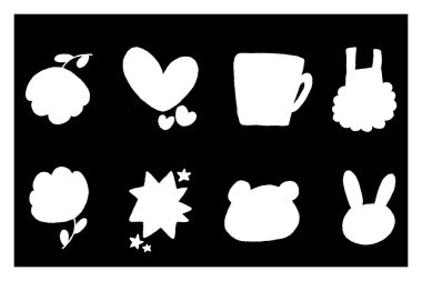 Beyaz el çizimi siluet ikonu çiçek, kalp, ayı, tavşan, yıldız, kupa ve siyah arkaplan üzerine giysi basit monokrom tasarım elementleri.