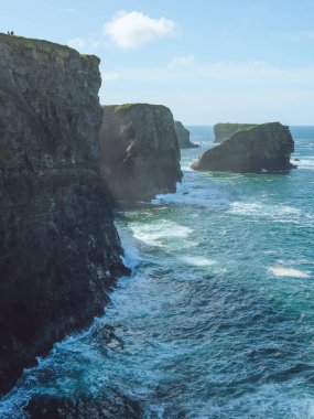 Kilkee uçurumlarındaki muhteşem deniz yığınları, County Clare, İrlanda