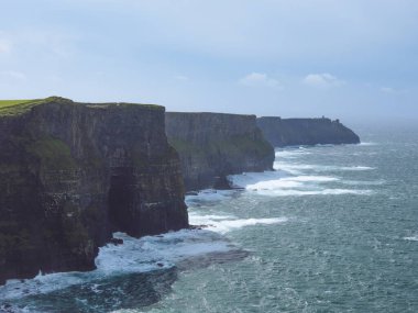 Moher, County Clare, İrlanda 'nın dramatik uçurumlarının kuzey manzarası