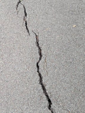 Sübvansiyon nedeniyle asfaltta bir çatlak oluşuyor