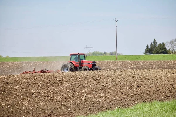 Piros Traktor Csinálás Terepmunka — Stock Fotó