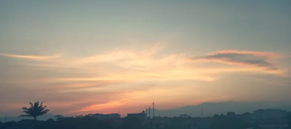 Renkli Bulutlu Altın Günbatımı Gökyüzü