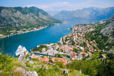 Kotor Kalesi gündüz, defne görünümünden