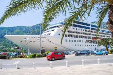 Karadağ, Kotor - 02 Haziran 2012: Pacific Princess gemisi uçaktaki yolcuları açılış