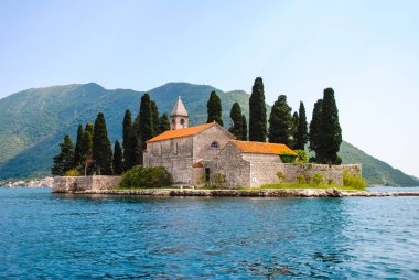 gündüz mavi denizde güzel ada