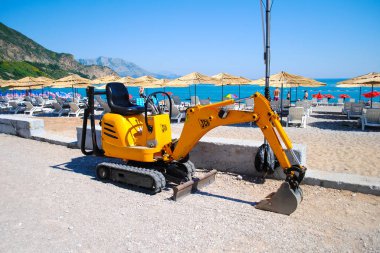 Karadağ, Budva - Haziran 2012: birlikte kenarı aydınlatma için elektrik kablolarının bırakmaya çalışan