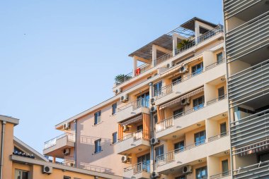 Karadağ dağlarda çok katlı evler