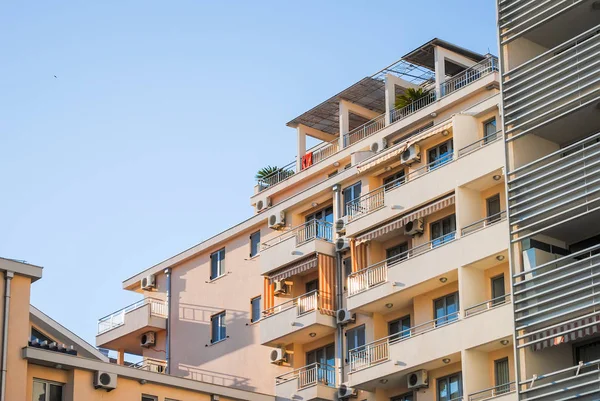 Karadağ dağlarda çok katlı evler