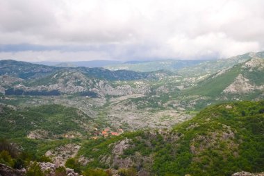 Kuzey Karadağ doğal görünümü, gündüz 