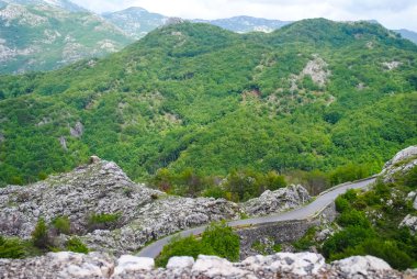 Gündüz, Karadağ dağlarında doğal yol