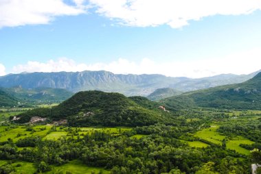 Kuzey Karadağ doğal görünümü, gündüz 