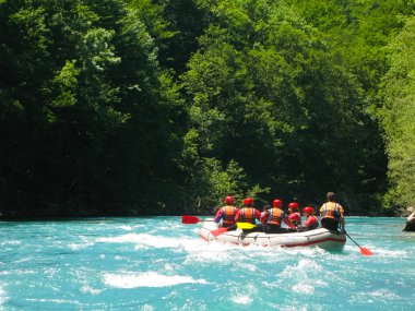 Karadağ, nehir Tara - 06 Haziran 2012: kuzeyinde Karadağ Yarışması'nda rafting de sporcuların 