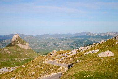 Gündüz, Karadağ dağlarında doğal yol