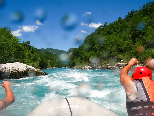hızlı dağ nehir tarafından gündüz rafting