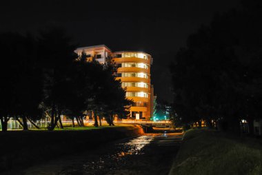 Çok katlı evler nigttime, Karadağ dağlarda