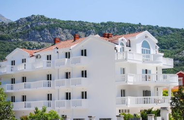 Karadağ dağlarda çok katlı evler