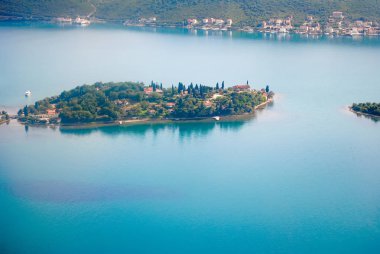 Karadağ shore, Adriyatik Denizi üzerinde uçaktan görüntüleme.