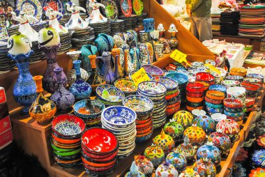 Istanbul - 07 Ocak 2016: Tüccarlar çeşitli ürünler satan Istanbul pazarında