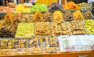 Merkez Market, Istanbul, Türkiye - 7 Ocak 2016: geleneksel Türk tatlılar piyasada çeşitli