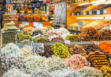 Merkez Market, Istanbul, Türkiye - 7 Ocak 2016: geleneksel Türk tatlılar piyasada çeşitli