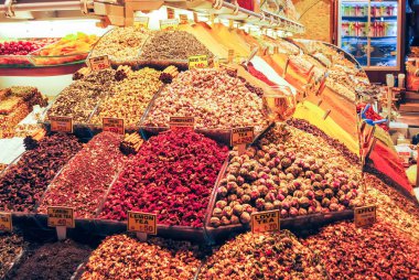 Merkez Market, Istanbul, Türkiye - 7 Ocak 2016: geleneksel Türk tatlılar piyasada çeşitli