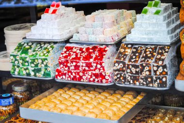 Merkez Market, Istanbul, Türkiye - 7 Ocak 2016: geleneksel Türk tatlılar piyasada çeşitli