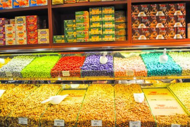 Merkez Market, Istanbul, Türkiye - 7 Ocak 2016: geleneksel Türk tatlılar piyasada çeşitli