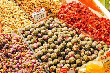 Merkez Market, Istanbul, Türkiye - 7 Ocak 2016: geleneksel Türk tatlılar piyasada çeşitli