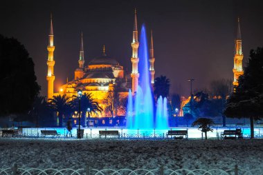 Türkiye, Istanbul - 9 Ocak 2016: ana kare renkli çeşme ile gece ışık şehir