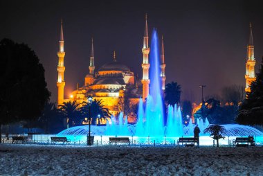 Türkiye, Istanbul - 9 Ocak 2016: ana kare renkli çeşme ile gece ışık şehir