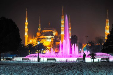 Türkiye, Istanbul - 9 Ocak 2016: ana kare renkli çeşme ile gece ışık şehir