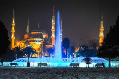 Türkiye, Istanbul - 9 Ocak 2016: ana kare renkli çeşme ile gece ışık şehir
