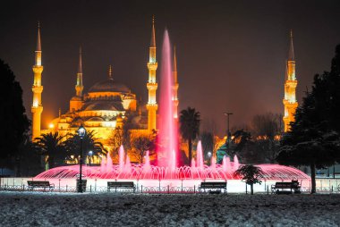 Türkiye, Istanbul - 9 Ocak 2016: ana kare renkli çeşme ile gece ışık şehir