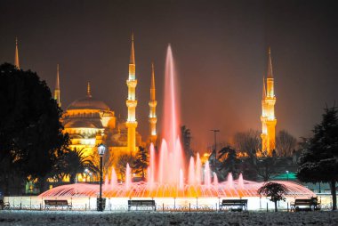 Türkiye, Istanbul - 9 Ocak 2016: ana kare renkli çeşme ile gece ışık şehir