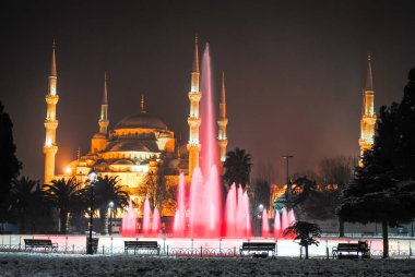 Türkiye, Istanbul - 9 Ocak 2016: ana kare renkli çeşme ile gece ışık şehir