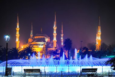 Türkiye, Istanbul - 9 Ocak 2016: ana kare renkli çeşme ile gece ışık şehir