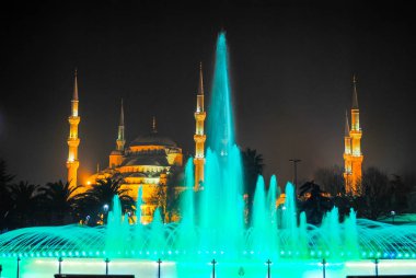 Türkiye, Istanbul - 9 Ocak 2016: ana kare renkli çeşme ile gece ışık şehir