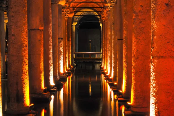 Türkiye, Istanbul - 8 Ocak 2013: Yerebatan Sarnıcı iç görünümü 