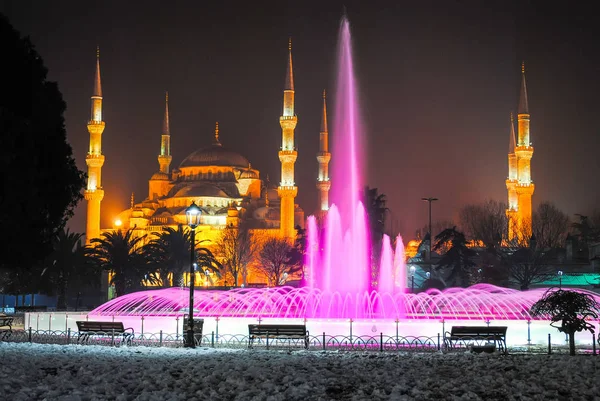 Τουρκία Κωνσταντινούπολη Ιανουάριος 2016 Κεντρική Πλατεία Της Πόλης Στη Νύχτα — Φωτογραφία Αρχείου