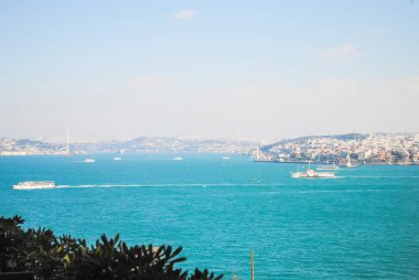 Türkiye, Istanbul - 7 Ocak 2013: turistik tekne ile mavi Boğaz manzaralı görünümünü