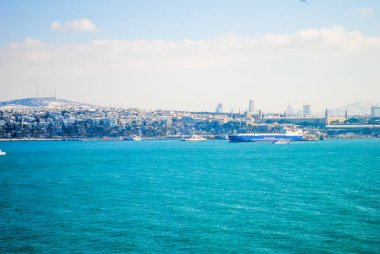 Türkiye, Istanbul - 7 Ocak 2013: turistik tekne ile mavi Boğaz manzaralı görünümünü