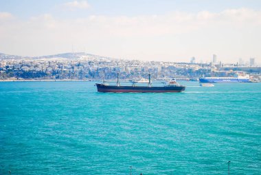 Türkiye, Istanbul - 7 Ocak 2013: turistik tekne ile mavi Boğaz manzaralı görünümünü